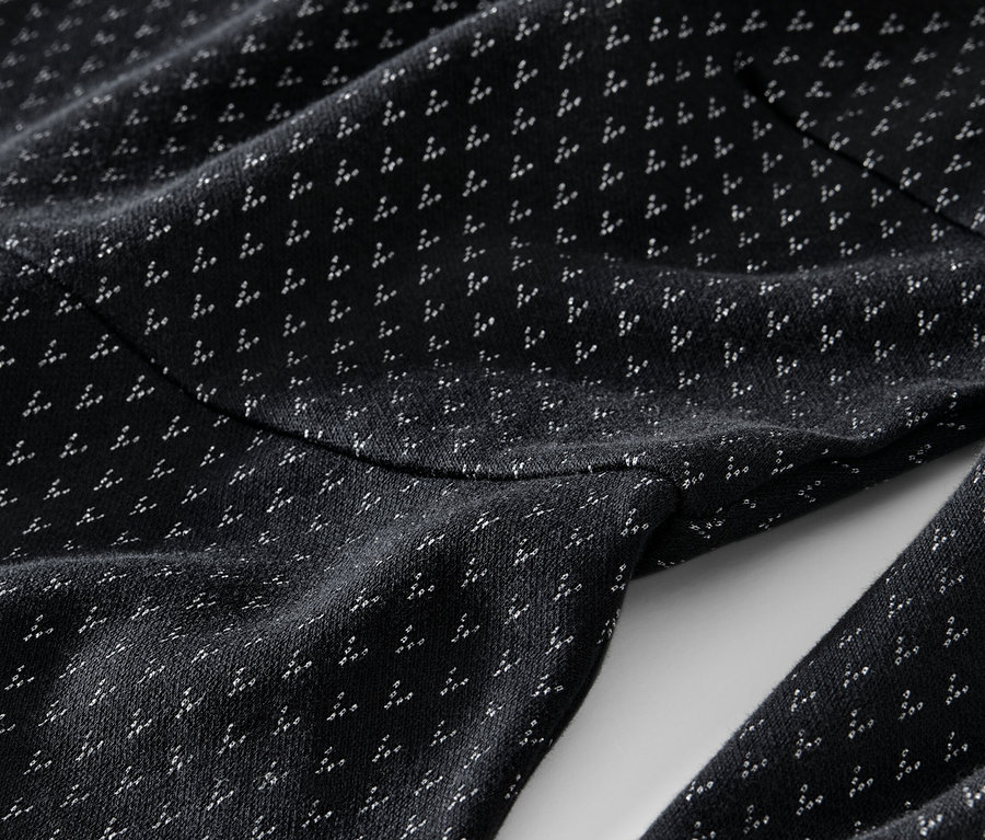 Gros plan sur une robe en jacquard scintillant.