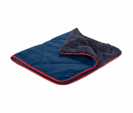 Couverture moelleuse pour chien avec bordure rouge, combinant tissu bleu et peluche grise.