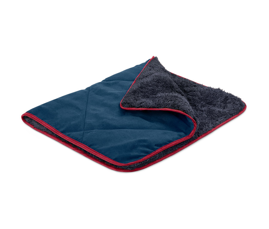 Couverture moelleuse pour chien avec bordure rouge, combinant tissu bleu et peluche grise.