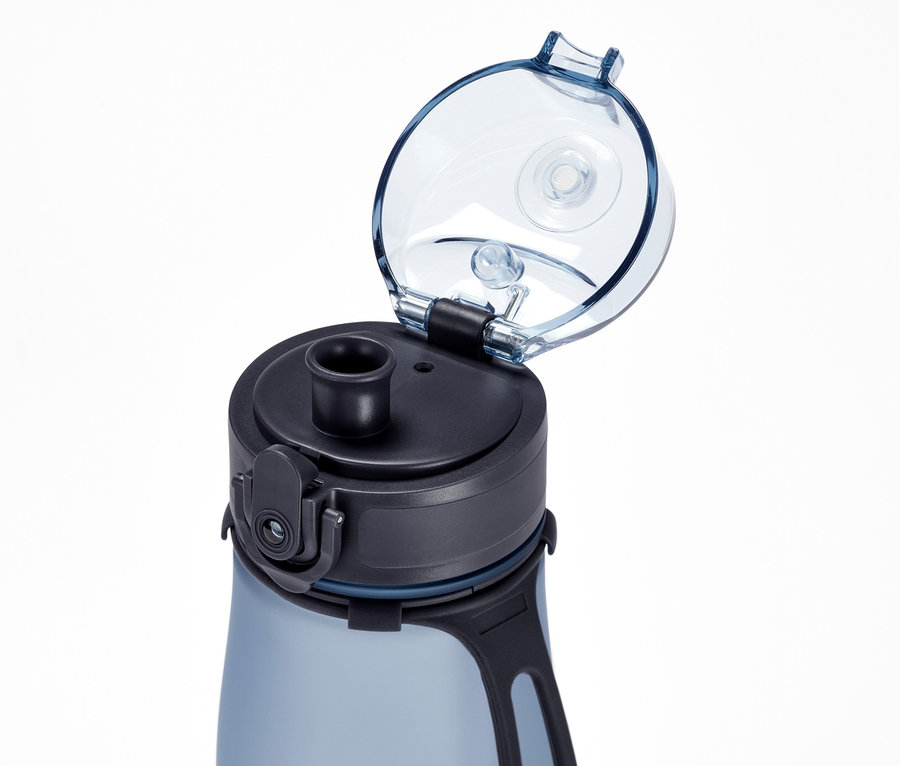 Gros plan d'une gourde de sport bleue avec un couvercle transparent ouvert.