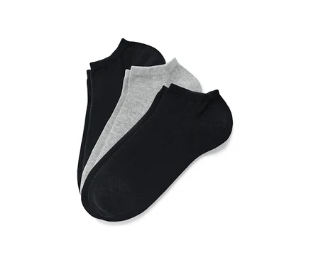 Trois paires de socquettes de sport noires et grises.