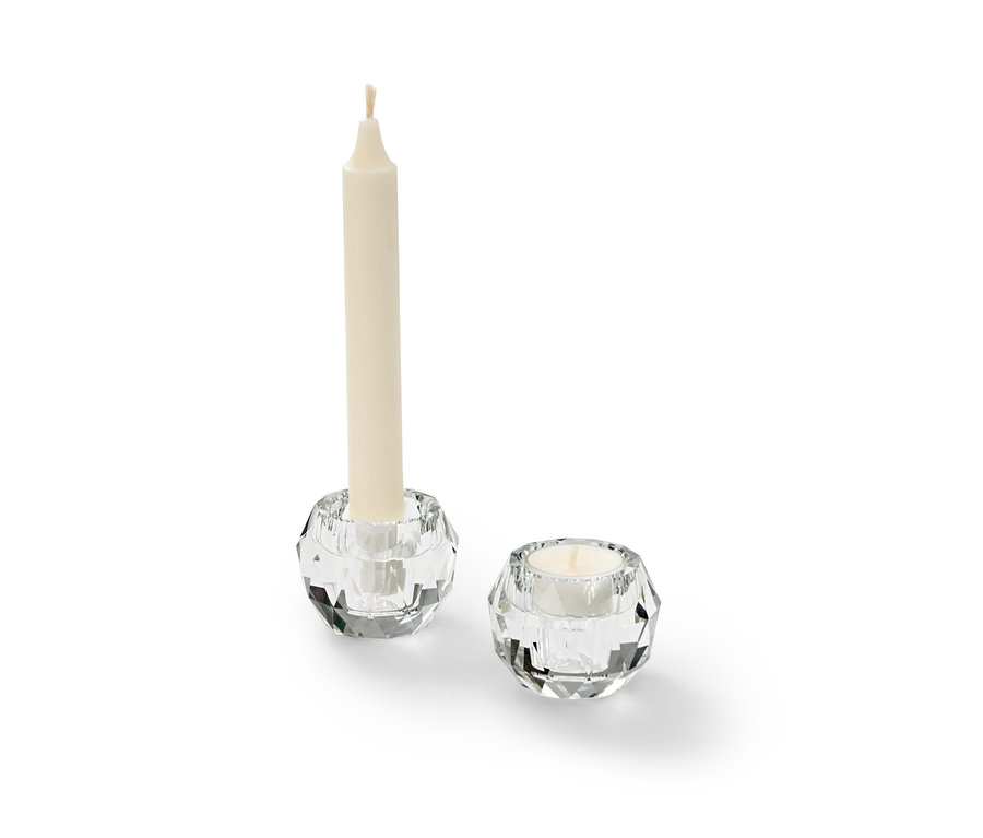 Deux supports à bougies en verre, un avec une bougie blanche.