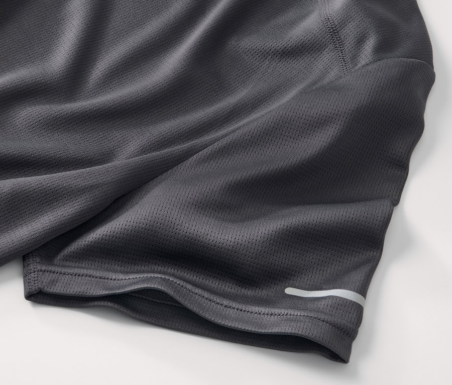 Gros plan sur un t-shirt technique gris.