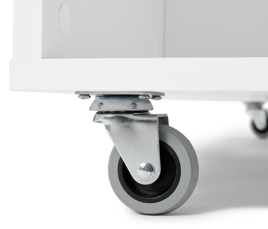 Gros plan sur les roulettes d'une garde-robe mobile avec miroir.