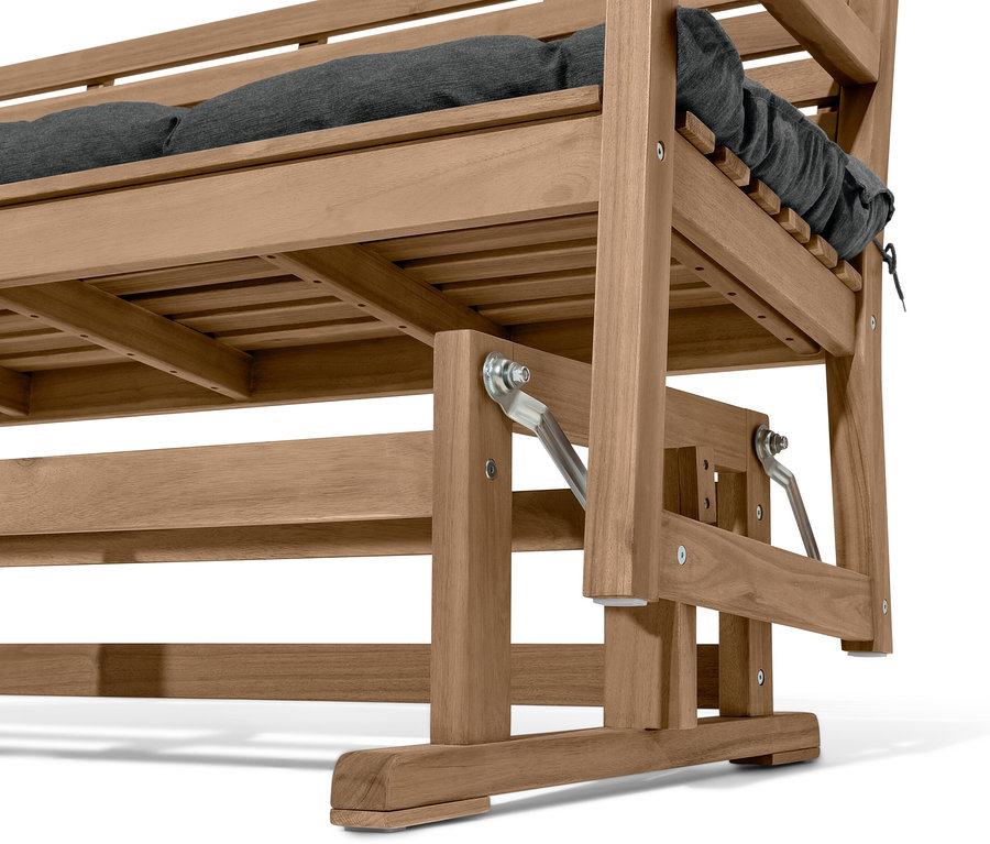 Détail d'une banc-balançoire avec un coussin gris.