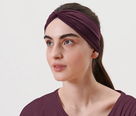 Femme portant un bandeau fonctionnel.