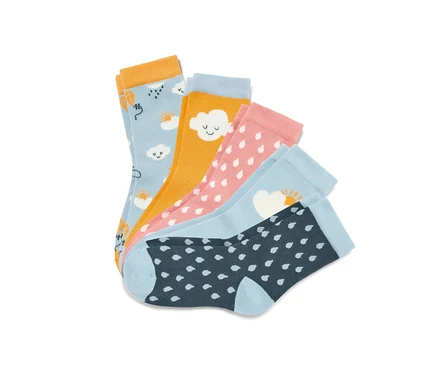 Cinq paires de chaussettes roses pour enfants avec différents motifs.