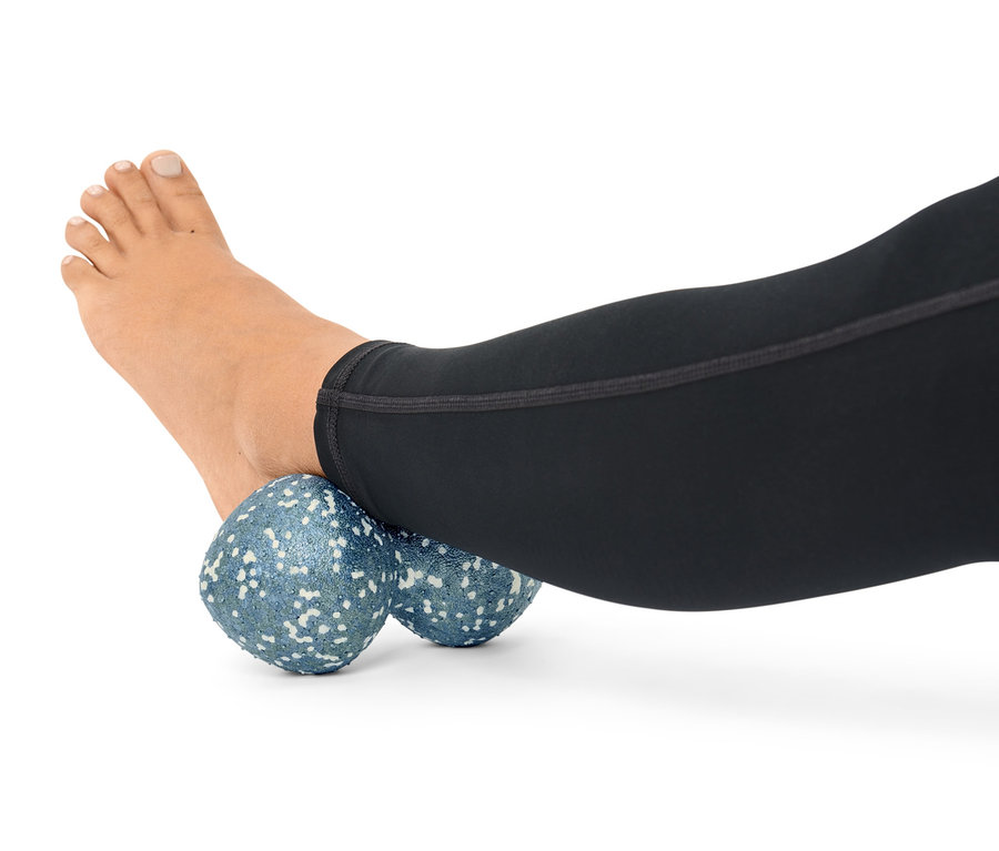 Un pied sur une double balle de massage.