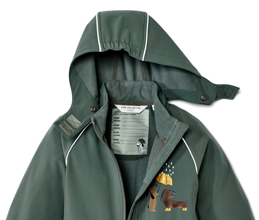 Combinaison en softshell verte pour enfant avec capuche et imprimé de chiens avec un parapluie.