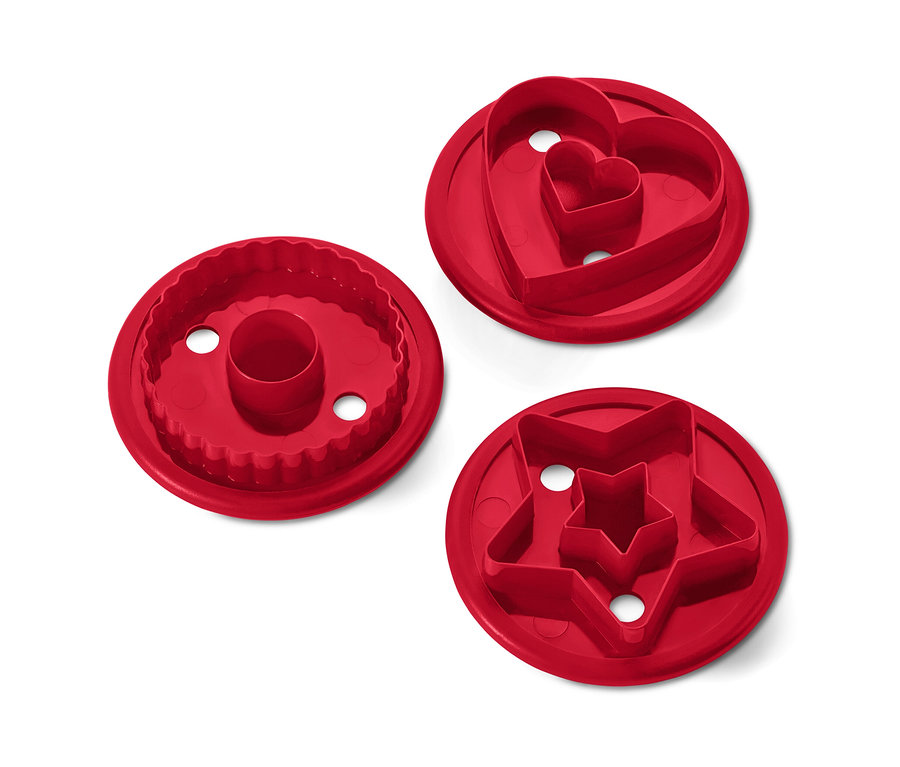 Trois emporte-pièces rouges pour sablés Linzer : cercle, cœur et étoile.
