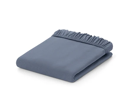 Un drap-housse en jersey bleu, plié.