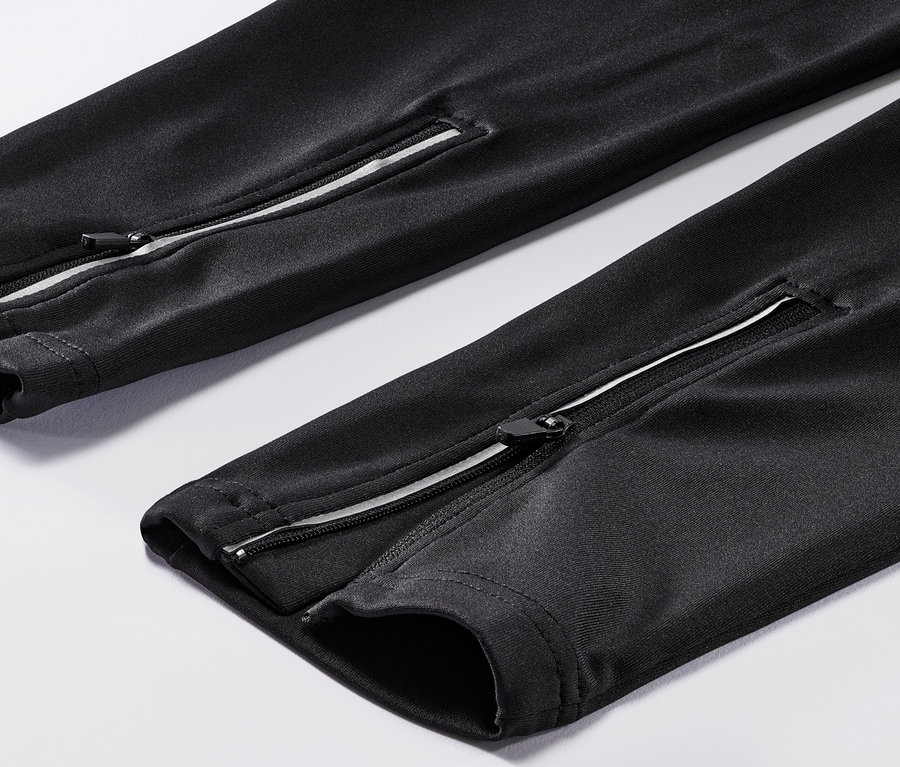 Détail d'un cuissard de vélo avec fermetures éclair aux chevilles.