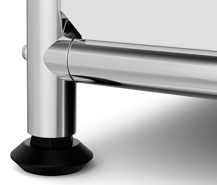 Gros plan sur une étagère métallique « CN3 » avec un pied noir.