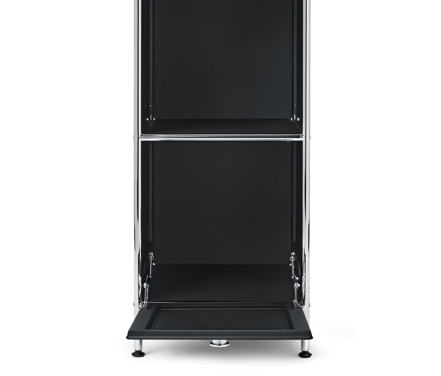 Détail d'une commode étroite en métal « CN3 » avec deux tiroirs et 1 compartiment abattant ouvert.