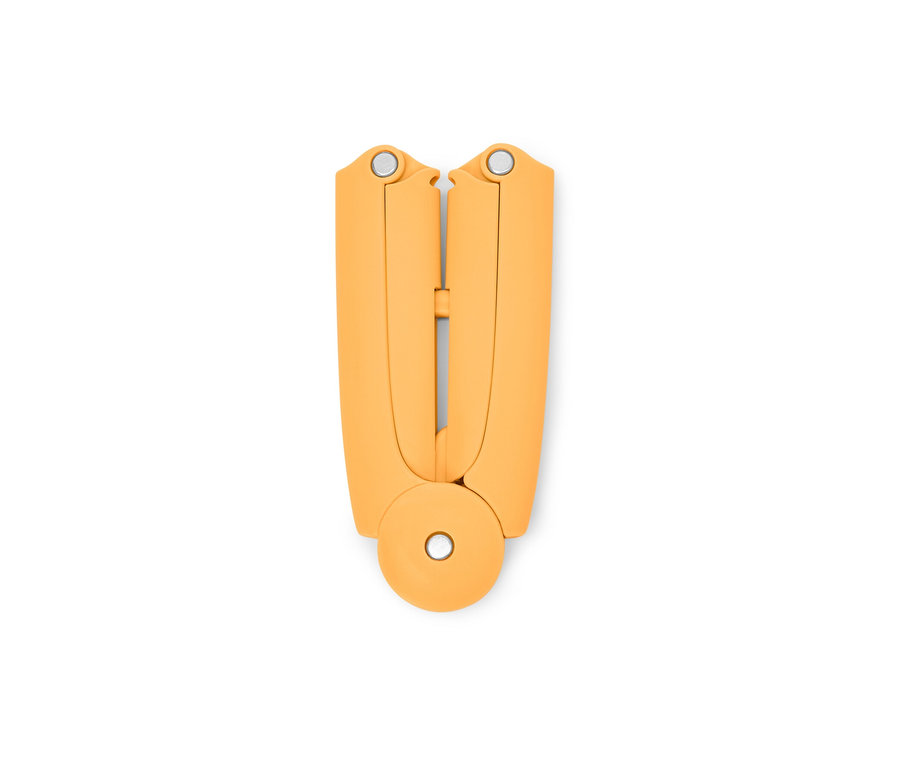 Un cintre de voyage pliable jaune (6 cintres) sur fond blanc.