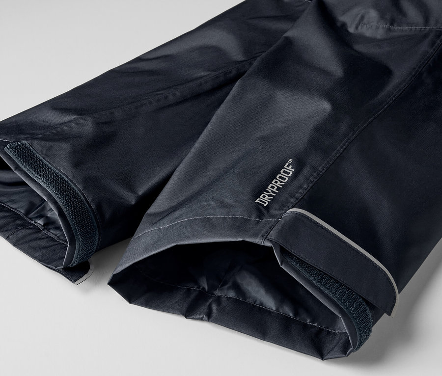 Gros plan sur un pantalon de pluie unisexe.