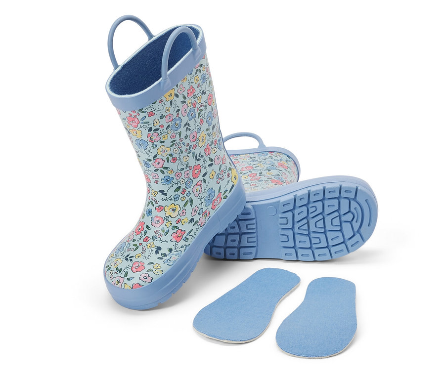 Bottes de pluie pour enfant à fleurs et semelles sur fond blanc.