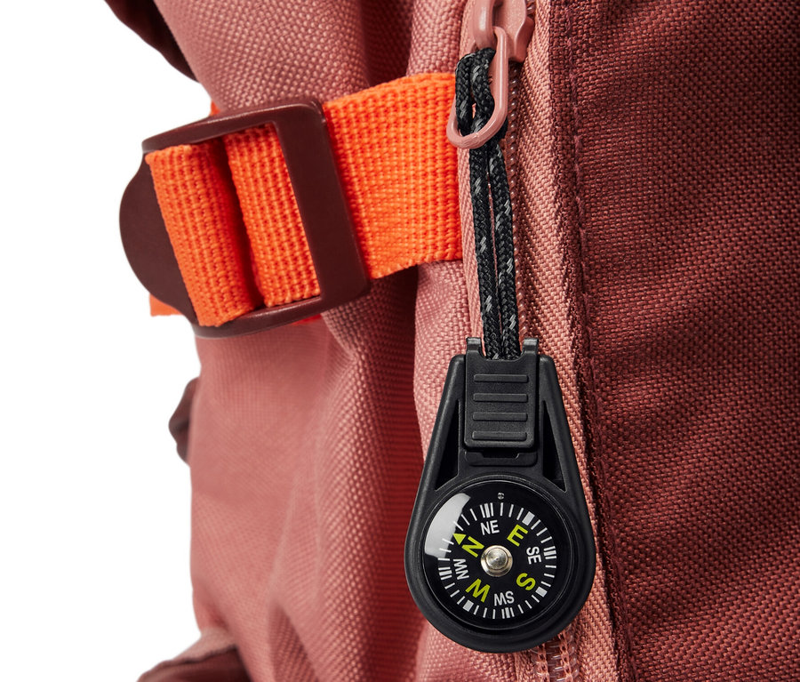 Gros plan d'un sac à dos avec 2 breloques pour fermetures éclair.