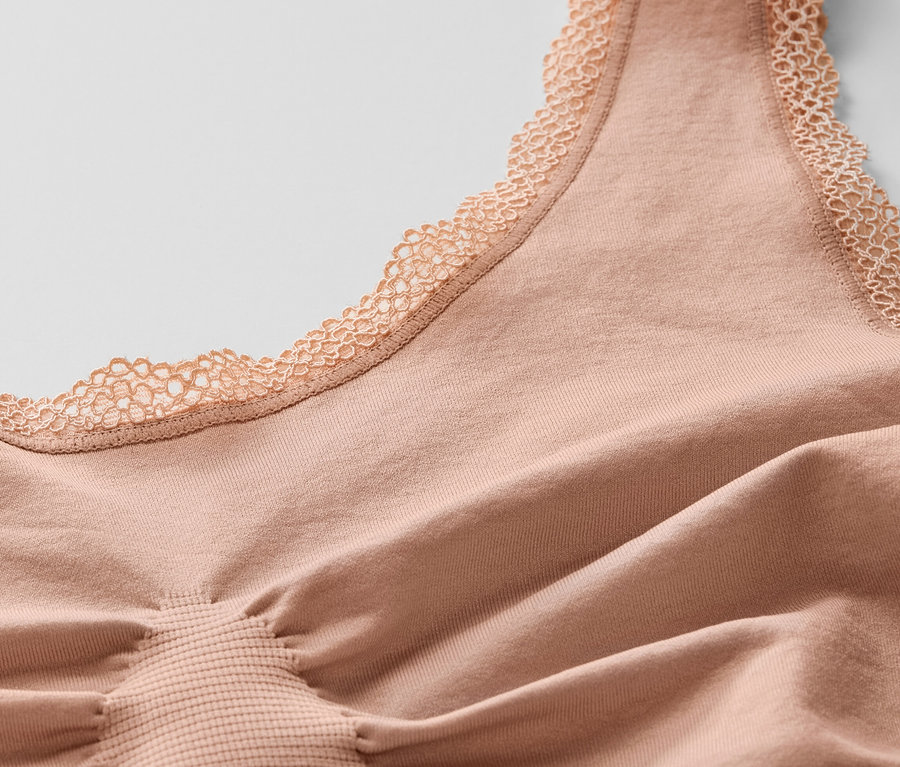 Gros plan sur une brassière sans coutures beige avec de la dentelle.