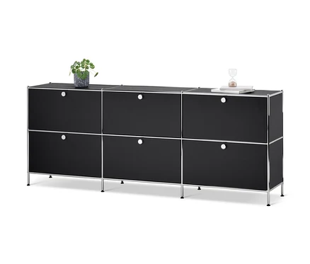 Buffet bas « CN3 » noir avec 6 abattants. Sur le dessus, il y a une plante et un sablier.