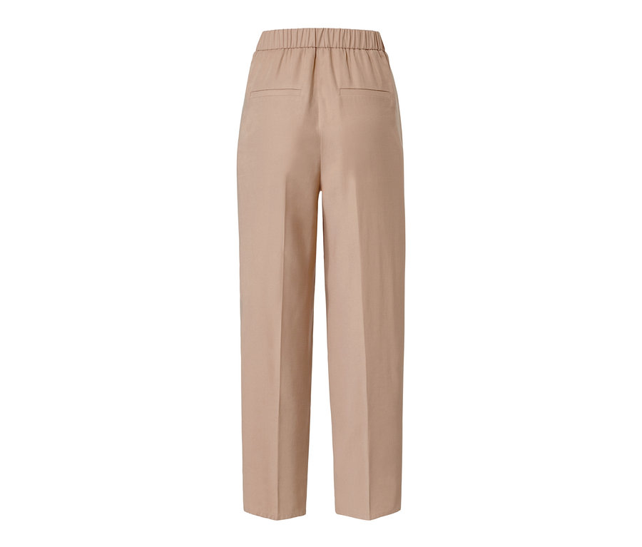 Pantalon tissé beige avec poches arrière.