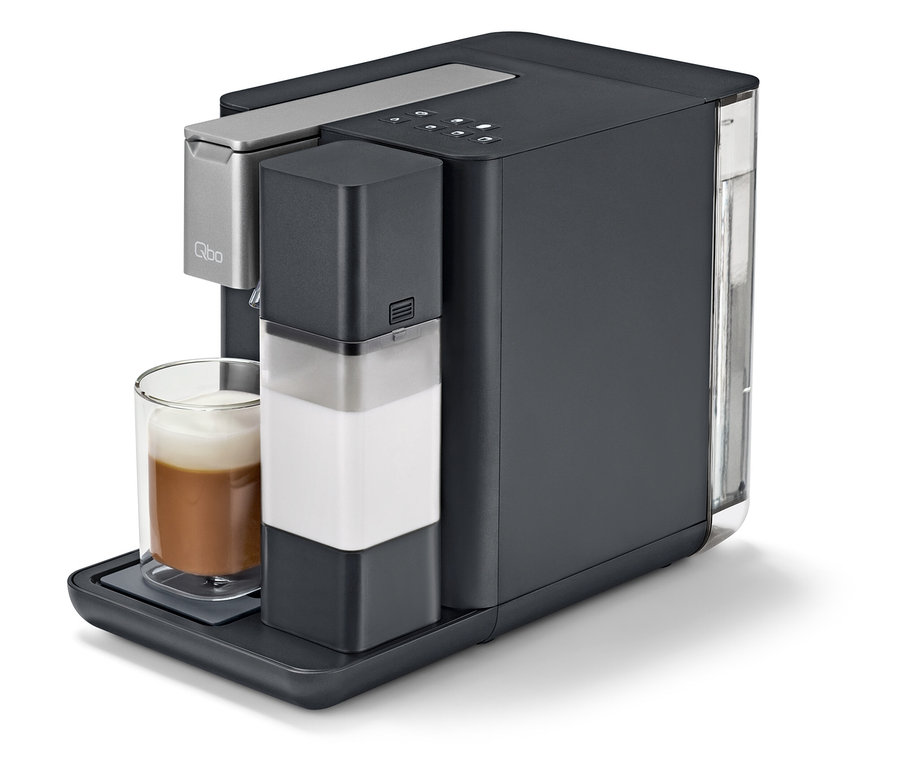 Qbo MILK MASTER gris avec du lait dans un verre transparent.