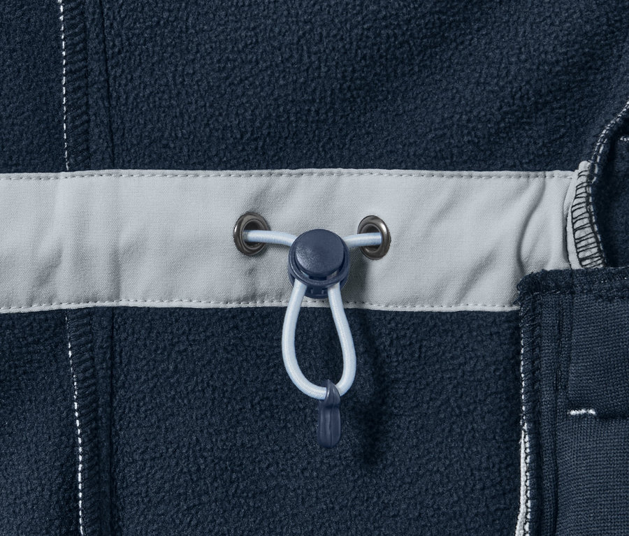 Détail d'un manteau softshell gris glace avec cordon de serrage.