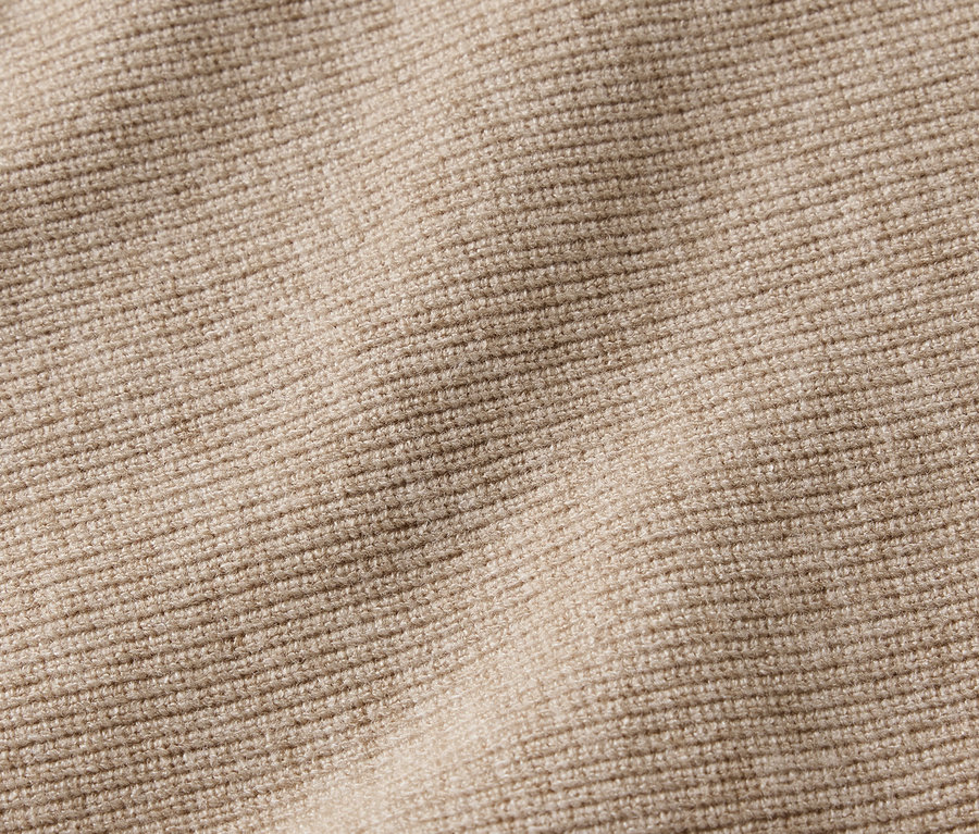 Gros plan d'un tissu côtelé beige.