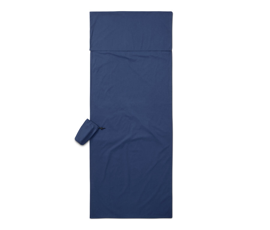 Doublure de sac de couchage bleue et son emballage sur fond blanc.