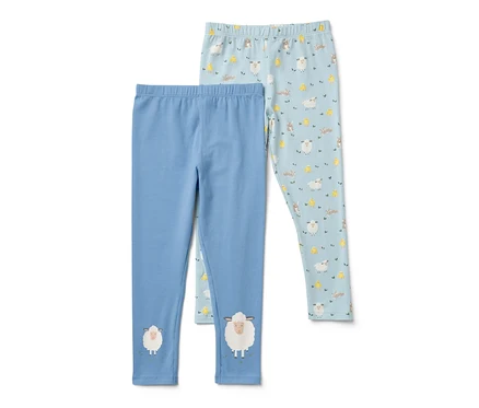 Deux leggings bleus pour enfants. L'un est bleu avec un motif de mouton, l'autre bleu clair avec des moutons, des poussins et des lapins.