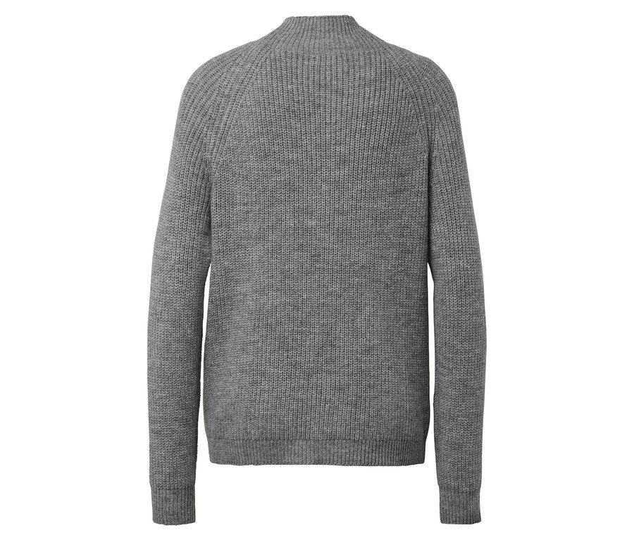 Détail d'un pull en tricot gris à col montant.