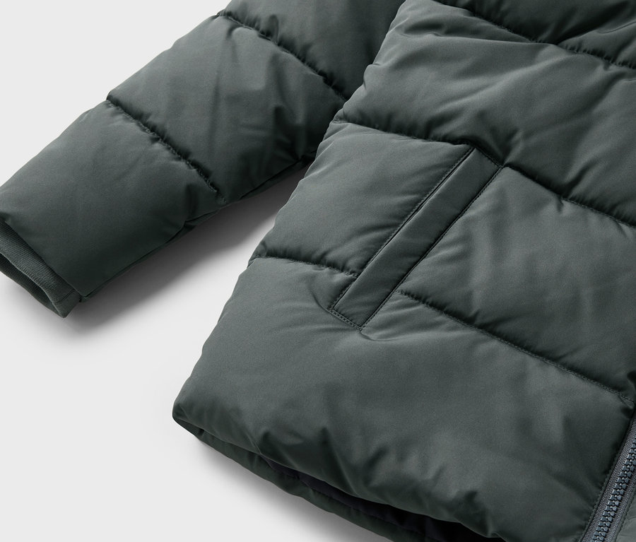 Détail d'une veste thermique pour enfants.
