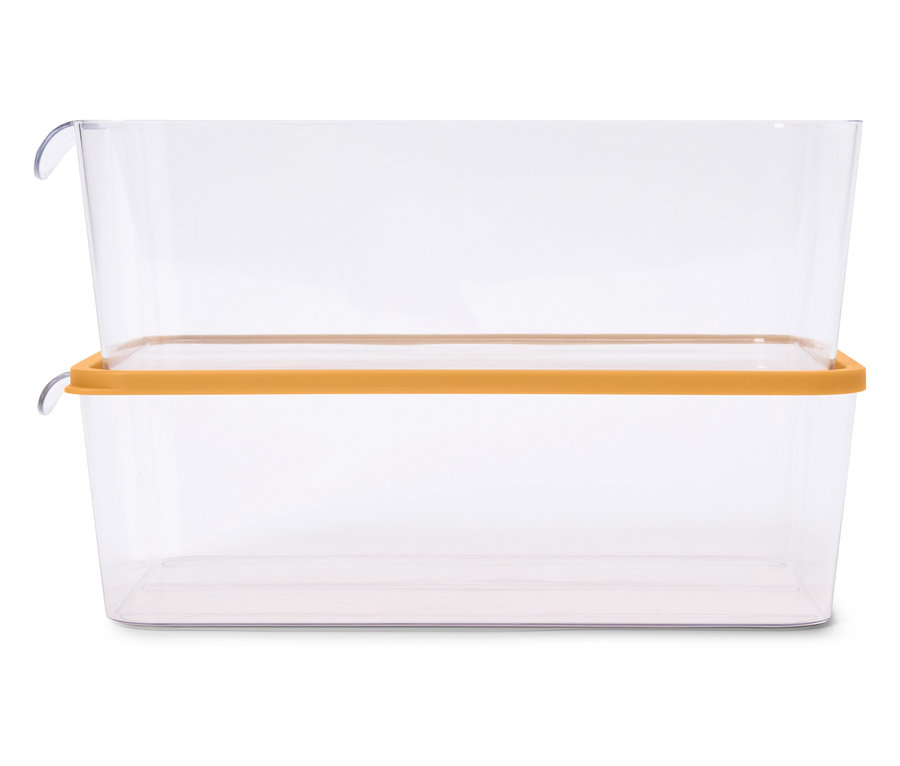Deux boîtes de rangement en plastique transparent empilées l'une sur l'autre, la boîte inférieure ayant un bord jaune.