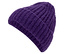 Gros plan d'un bonnet violet tricoté.