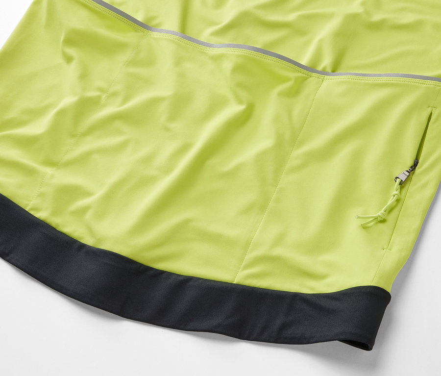 Gros plan sur un maillot de cyclisme jaune.