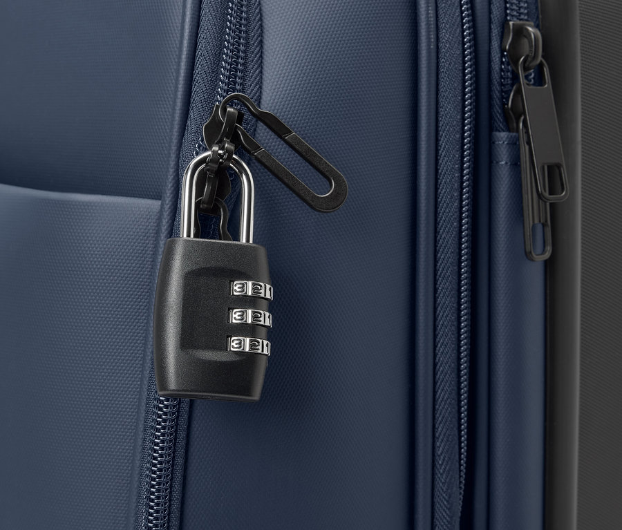 Vue détaillée d'une valise hybride avec cadenas.