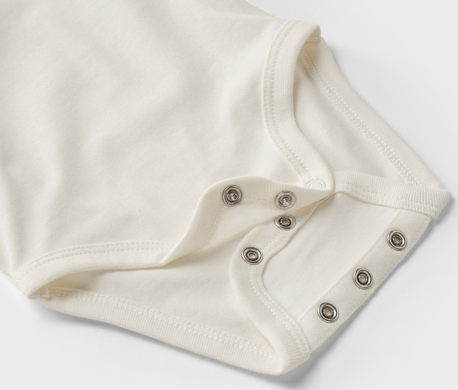 Gros plan sur un body évolutif pour bébé (lot de 5) avec des boutons-pression.