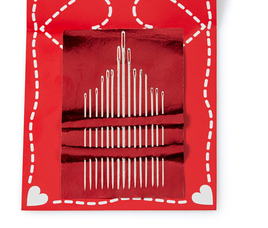 Gros plan du kit de couture Prym Starter-Set Nähen »Love« sur fond rouge.