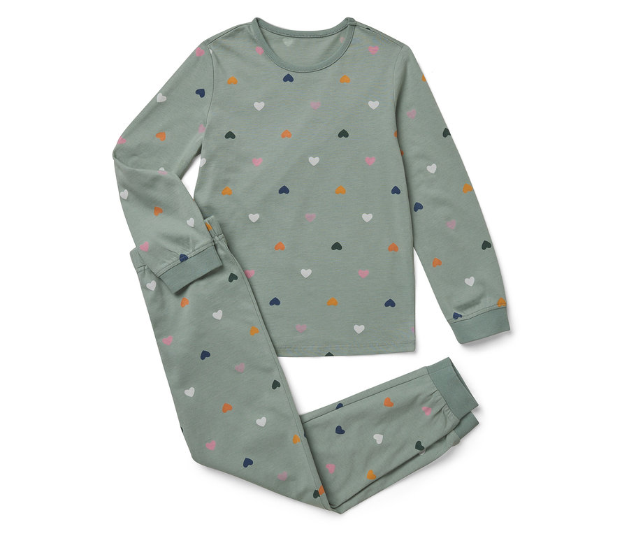Un pyjama vert à manches longues et un pantalon, imprimé avec des cœurs.