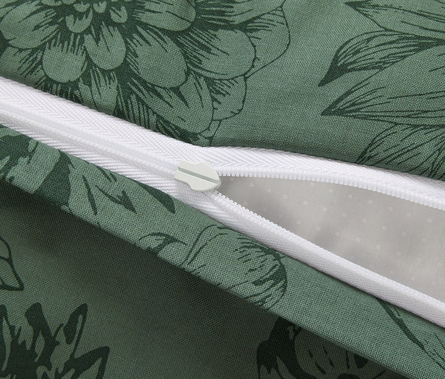Gros plan sur une parure de lit en renforcé vert, de taille standard, avec un motif floral et une fermeture éclair.