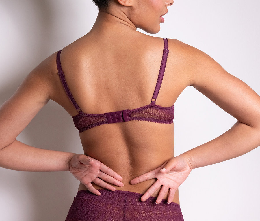 Femme vue de dos portant un soutien-gorge à armatures « Leila » Passionata violet et une culotte assortie.