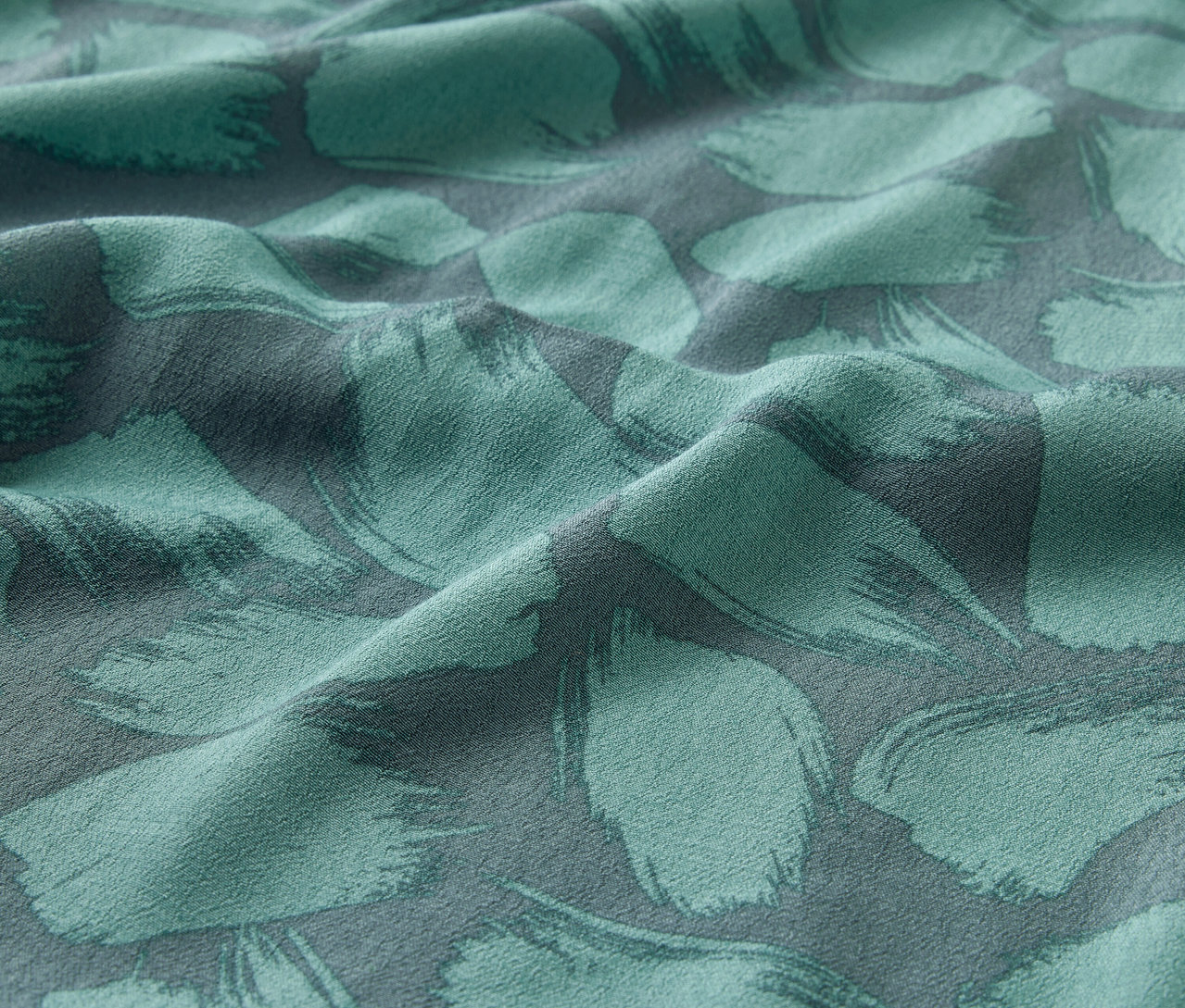 Gros plan sur le tissu imprimé d'une robe chemise.