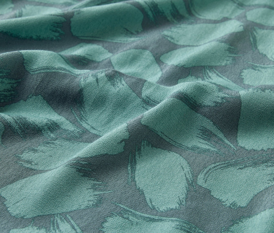 Gros plan sur le tissu imprimé d'une robe chemise.