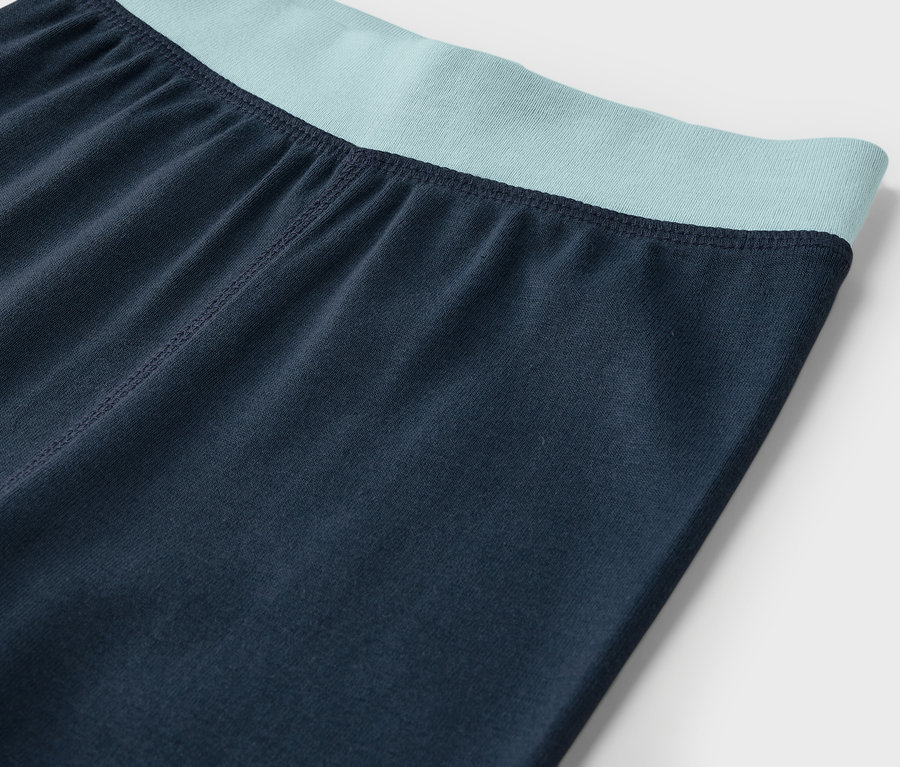 Détail de leggings bleu marine avec une taille vert menthe.