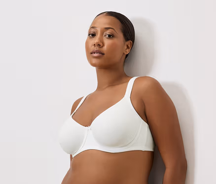 Portrait d'une femme à la peau brune portant un soutien-gorge blanc.
