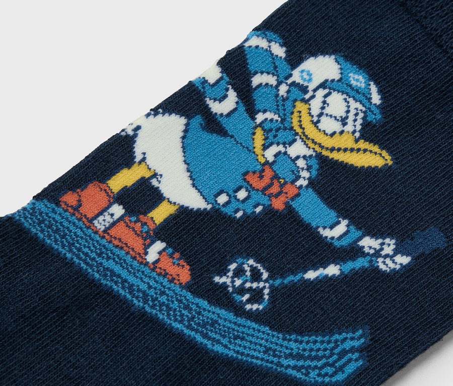 Détail d'une chaussette bleue avec un personnage de hockey de Donald Duck.
