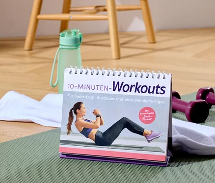 Sur un tapis de sport se trouvent un calendrier intitulé 10-MINUTEN-Workouts, des haltères mauves, une serviette et une bouteille d'eau.