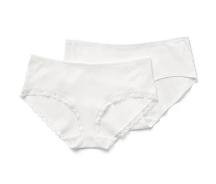 Deux culottes blanches en matière côtelée avec de la dentelle.