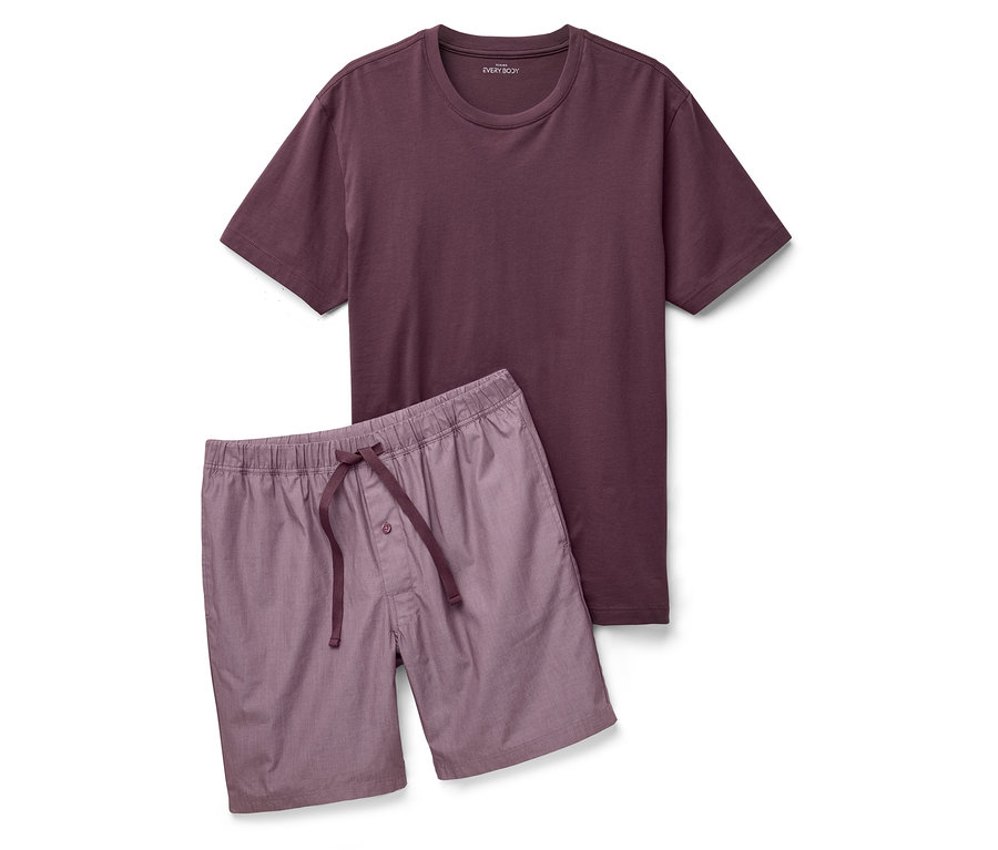 Un t-shirt violet et un short de nuit sont posés sur un fond blanc.