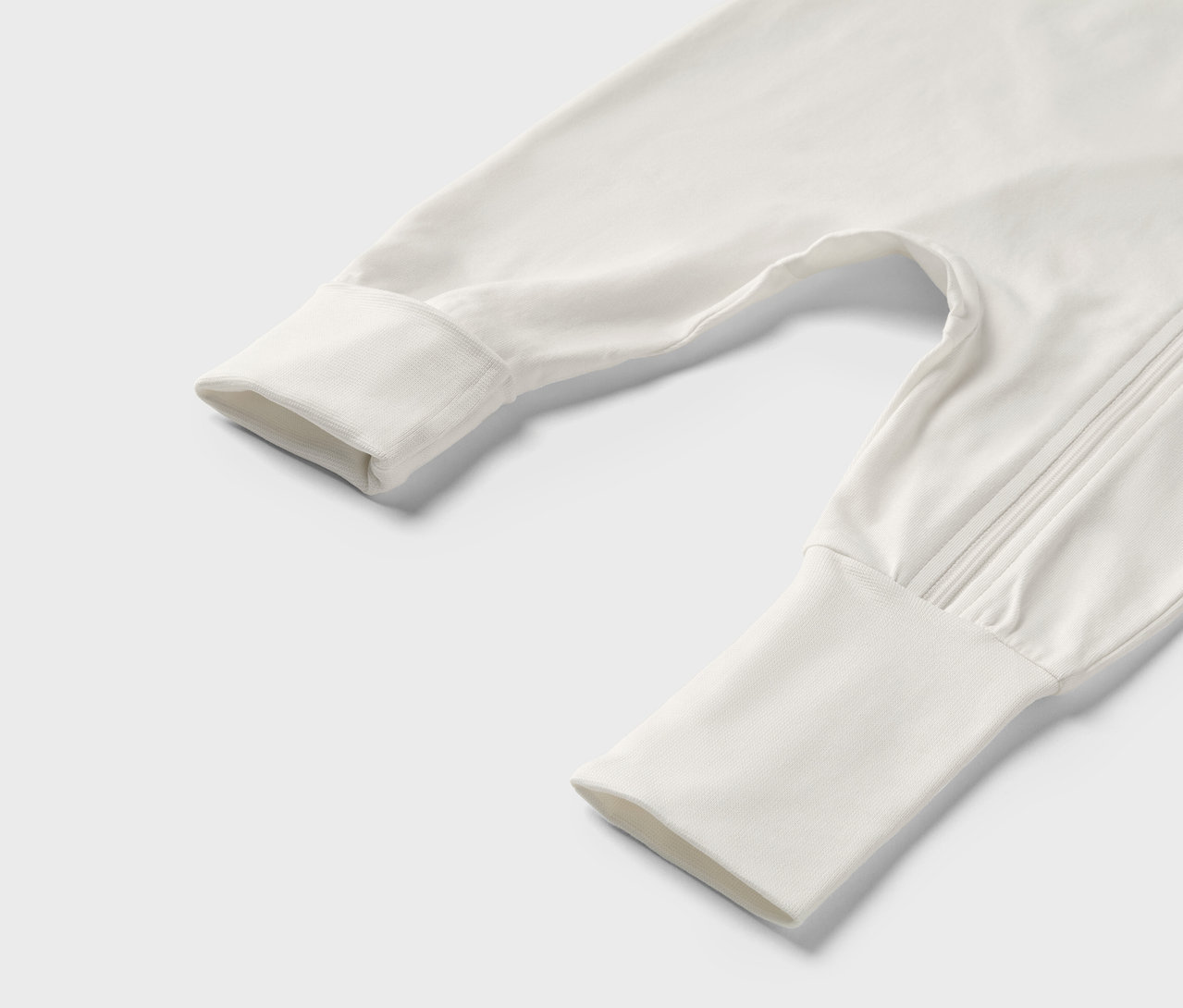 Détail d'un pyjama bébé blanc/vert.